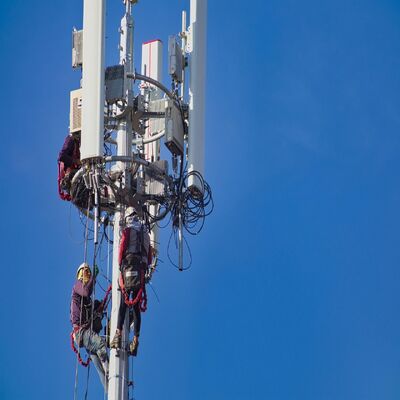 19 27 35M Peyzaj Uyarlanmış Monopole Galvanizli Çelik Kendinden Destekli Dış Mekan 5G 4G Mikrodalga Şehir Estetik Direk