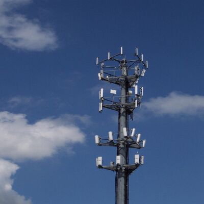12 18 24M Kompakt Monopol Galvanizli Çelik Kendinden Destekli Dış Mekan 5G 4G Wifi Küçük Alan Telekom Kulesi
