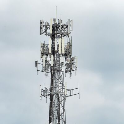 Uzun Ömürlü Telekom Altyapısı için Sıcak Daldırma Galvanizli Yüzey İşlemli Ağır Hizmet Tipi 3 Ayaklı Çelik Boru Kule