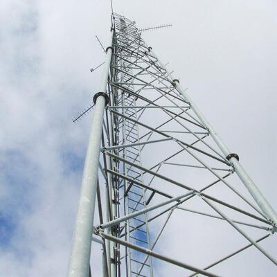 4G 5G Mikrodalga ve Güvenlik Sistemlerine Uygun, Yüksek Çekme Dayanımına Sahip Çelik Konstrüksiyona Sahip Sağlam 3 Ayaklı Çelik Boru Kule
