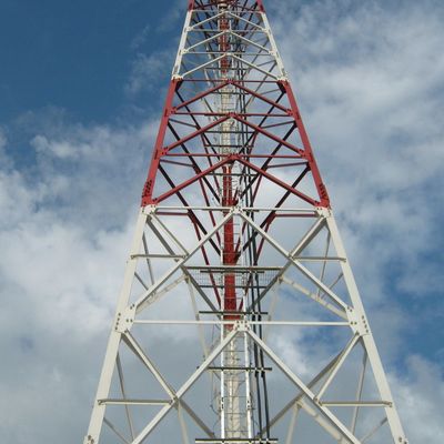 Yüksek çözünürlüklü üçgen radyo telekom 3 bacaklı borulu çelik kule 40M/S
