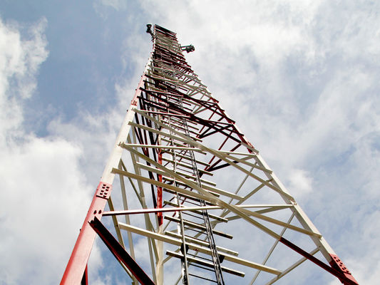 Yüksek çözünürlüklü üçgen radyo telekom 3 bacaklı borulu çelik kule 40M/S
