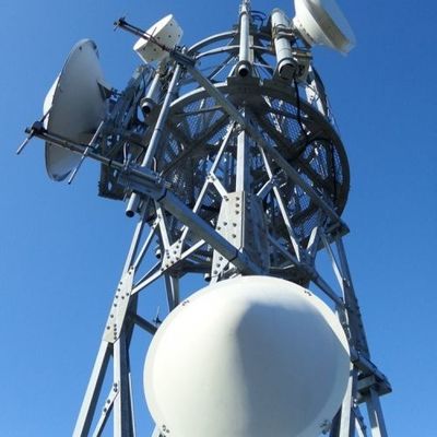 Sıcak Dip Galvanize Kendiliğinden Desteklenen Radyo Kulesi 5km Wifi GSM Telefon Uydu Mikrodalga Radyo Kulesi