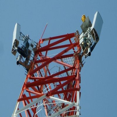 Uydu Televizyonları Mikrodalga Sinyalı Radyo Çelik Yapı Kule Kablosuz İletişimler Mast 3 Bacaklı Köşeli Çelik Kule