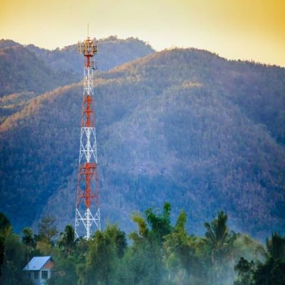 4 Bacak Çevre Çelik Demir Kendini Destekleyen Telekom Çerez Kulesi &amp; İnternet ISP Kablosuz 5G Anten Kulesi