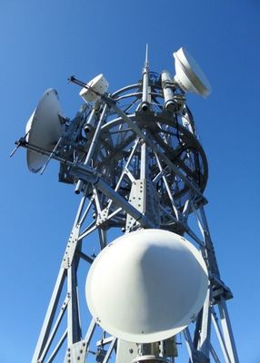 Profesyonel Resim Üçgen Antenne Kulesi Radom Malzemesi Telekom Çerezli Çelik Kuleleri