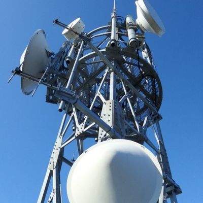 Q255B Q355B Q420B Tasarım 3 Bacaklı Çelişkili Çelik Kule Telekomünikasyon Kulesi