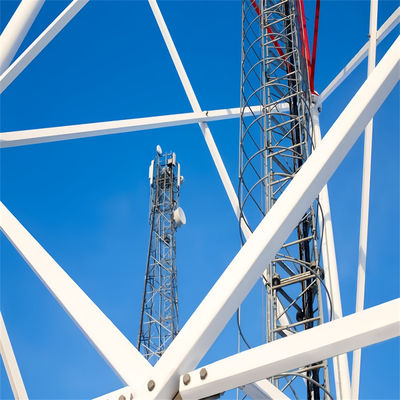 Üç bacaklı, serbest ayakta bulunan, 60 derece açılı çelik, telekom galvanizli çelik kule.