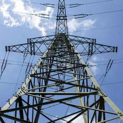 Elektrik Gücü Yüksek Voltajlı İletişim Kulesi Çelik direği Anten Monopole Kulesi