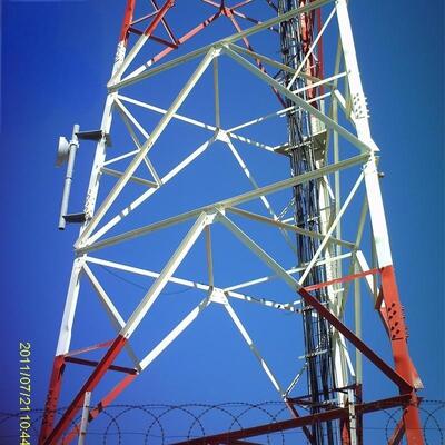 3 bacaklı açılı çelik kule, ASTM A36 serisi de dahil olmak üzere yapısal çelik sınıfları ile üçgen kablosuz iletişim kulesi