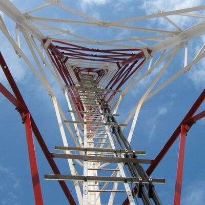 3 bacaklı açılı çelik kule, ASTM A36 serisi de dahil olmak üzere yapısal çelik sınıfları ile üçgen kablosuz iletişim kulesi