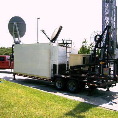 24m 25m 30m Mobil Kamyon Karavan Montajlı Aydınlatma Tekerlekli Tüplü Hücre Teleskoplu Çerez Anten İletişim Kulesi Mast