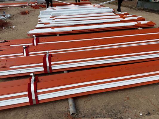 İletişim için 3 Ayaklı Açılı Çelik Kule Üçgen Kule Gövdesi Eşit Eğimli veya Değişken Eğimli ve Açılı Çelik Kesitli