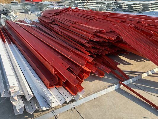 İletişim için 3 Ayaklı Açılı Çelik Kule Üçgen Kule Gövdesi Eşit Eğimli veya Değişken Eğimli ve Açılı Çelik Kesitli