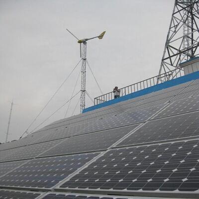 Pil Yedeklemeli Güneş Enerjili Anten Kulesi Galvanizli Çelik 22 32 42M 4G 5G Telekom Direği