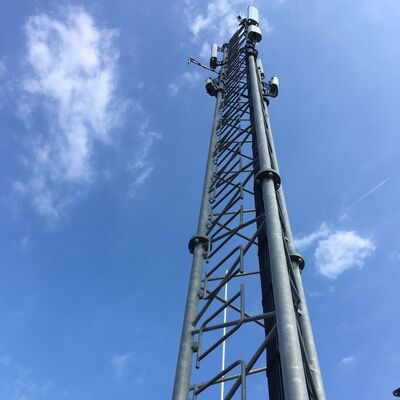 17 27 37M 3 Bacaklı Boru Tipi Galvanizli Çelik Çok Bantlı Dış Mekan 5G 4G Mikrodalga TV Sinyal İletişim Direği