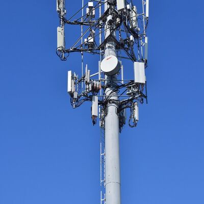 16 24 32M Kentsel Estetik Monopole Galvanizli Çelik Kendinden Destekli Dış Mekan 5G 4G Uydu Peyzaj Telekom Kulesi