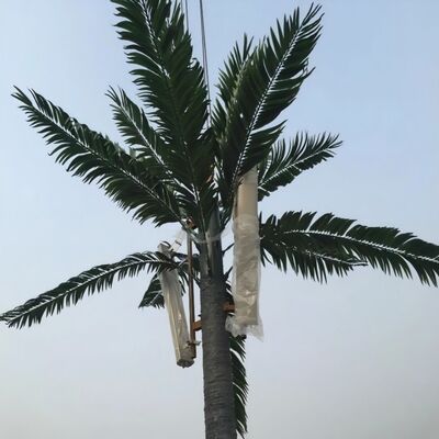 Ağaç benzeri görünüme sahip, kesintisiz peyzaj uyumu için fiberglas dallar ve gövdeler içeren Biyonik Ağaç Kulesi