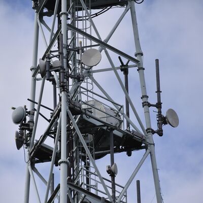 Telekom Mikrodalga ve Gözlem Uygulamalarına Uygun 40M 3 Ayaklı Çelik Borulu Kule Galvanizli Yapı