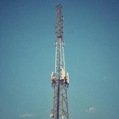 Uzun ömürlü 3 bacaklı tüplü çelik kule galvanizli telekom mastası açık hava 5G 4G mikrodalga ağı uygulamaları için tasarlanmıştır