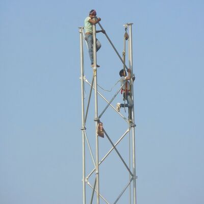 Uzun ömürlü 3 bacaklı tüplü çelik kule galvanizli telekom mastası açık hava 5G 4G mikrodalga ağı uygulamaları için tasarlanmıştır