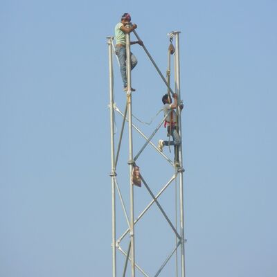 Kendinden Destekli 3 Ayaklı Borulu Çelik Kule Dış Mekan 5G 4G Mikrodalga İletişimine Uygun Galvanizli Telekom Direği