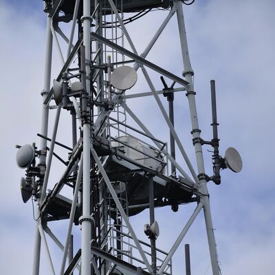 Kendinden Destekli 3 Ayaklı Borulu Çelik Kule Dış Mekan 5G 4G Mikrodalga İletişimine Uygun Galvanizli Telekom Direği