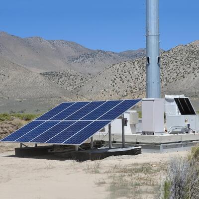 Kentsel 5G Küçük Hücre için 20M 30M Güneş Paneli Entegre Monopol Kule Enerji Tasarrufu