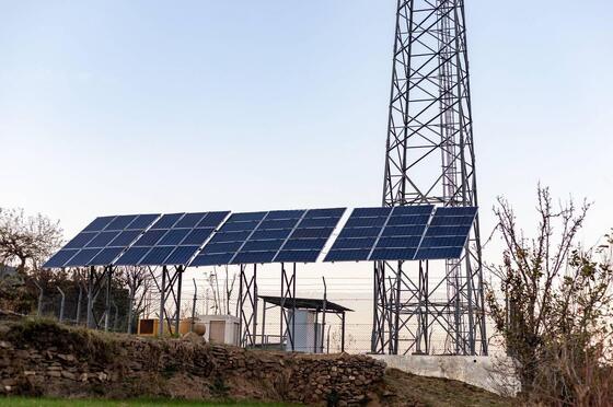 15 22 38M 4 Ayaklı Açısal Şebekeden Bağımsız Güneş Kafesli Telekom Kulesi, Acil Durum İletişimi için Galvanizli Çelik ve Pil Yedeklemeli