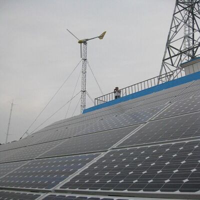 15 22 38M 4 Ayaklı Açısal Şebekeden Bağımsız Güneş Kafesli Telekom Kulesi, Acil Durum İletişimi için Galvanizli Çelik ve Pil Yedeklemeli