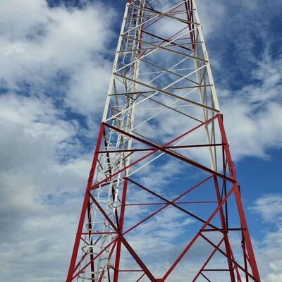 Rüzgar Santrali Güneş Parkı İzleme İçin Yenilenebilir Enerji Uyumlu Haberleşme Kulesi