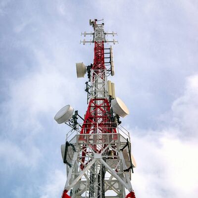 Kentsel 5G için 20 30 40 60 M Metre Sıcak Daldırma Galvanizli 4 Ayaklı Açı Çelik Kule Çoklu Anten
