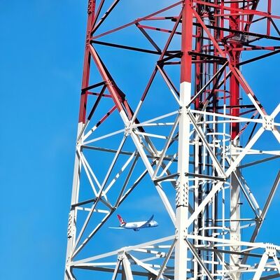 40M 80M Q355 Çelik 4 Bacaklı Telekom Kulesi Kıyı Yüksek Rüzgar Bölgesi için Galvanize Rüzgar Direnci