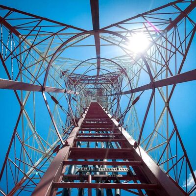 40M 80M Q355 Çelik 4 Bacaklı Telekom Kulesi Kıyı Yüksek Rüzgar Bölgesi için Galvanize Rüzgar Direnci