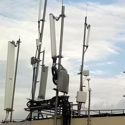 Küçük Taban Kaplama Alanı ve Galvanizli Çelik ile Kentsel 5G Küçük Hücre Yoğunlaştırması için 25M 30M 40m Hafif Çatı Üstü Monopol Kulesi