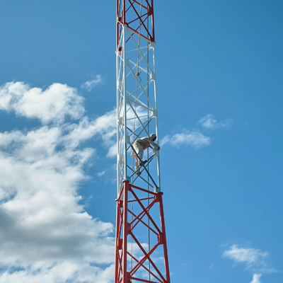 Kıyı 5g Ağ Altyapısı için C5-M Korozyon Önleyici Kaplama ve Yüksek Çekme Dayanımına Sahip Q345b Bölümleri ile Denizcilik Sınıfında 3 Ayaklı Çelik Borulu Kule